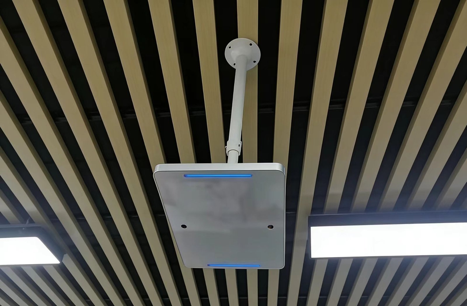RFID ceiling reader with AI vision for office asset tracking